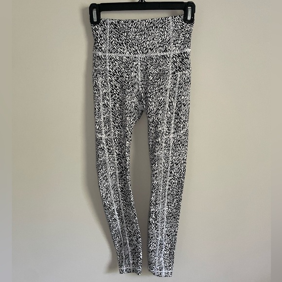 Athleta Ultimate Stash II Textured 7/8 Tight - Picture 4 of 13